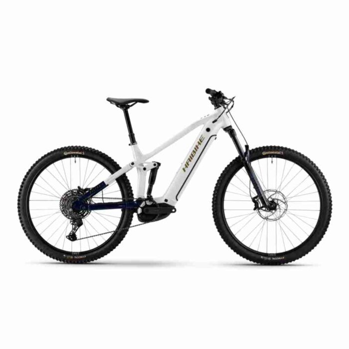Weißes E-Mountainbike mit breiten Reifen