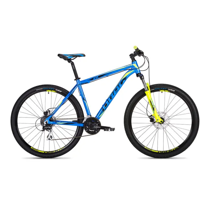 Blau-gelbes Mountainbike mit 29-Zoll-Rädern und Scheibenbremsen vor weißem Hintergrund