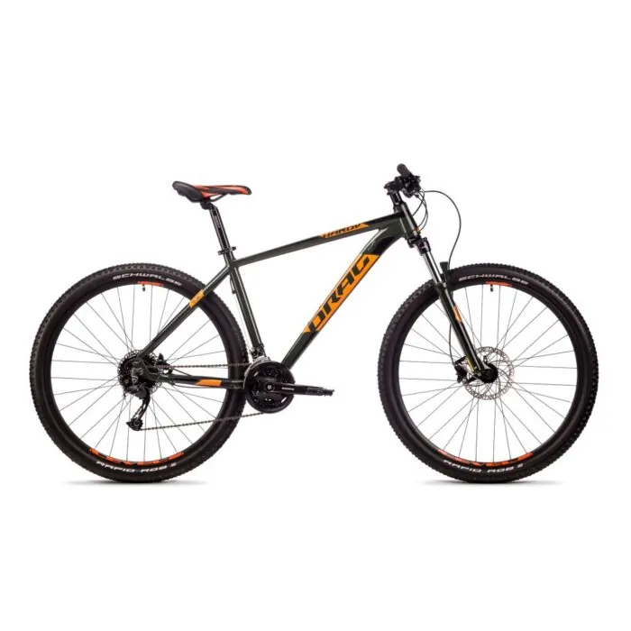 Grünes Mountainbike mit orangefarbenen Akzenten, Scheibenbremsen und Schwalbe-Reifen vor weißem Hintergrund