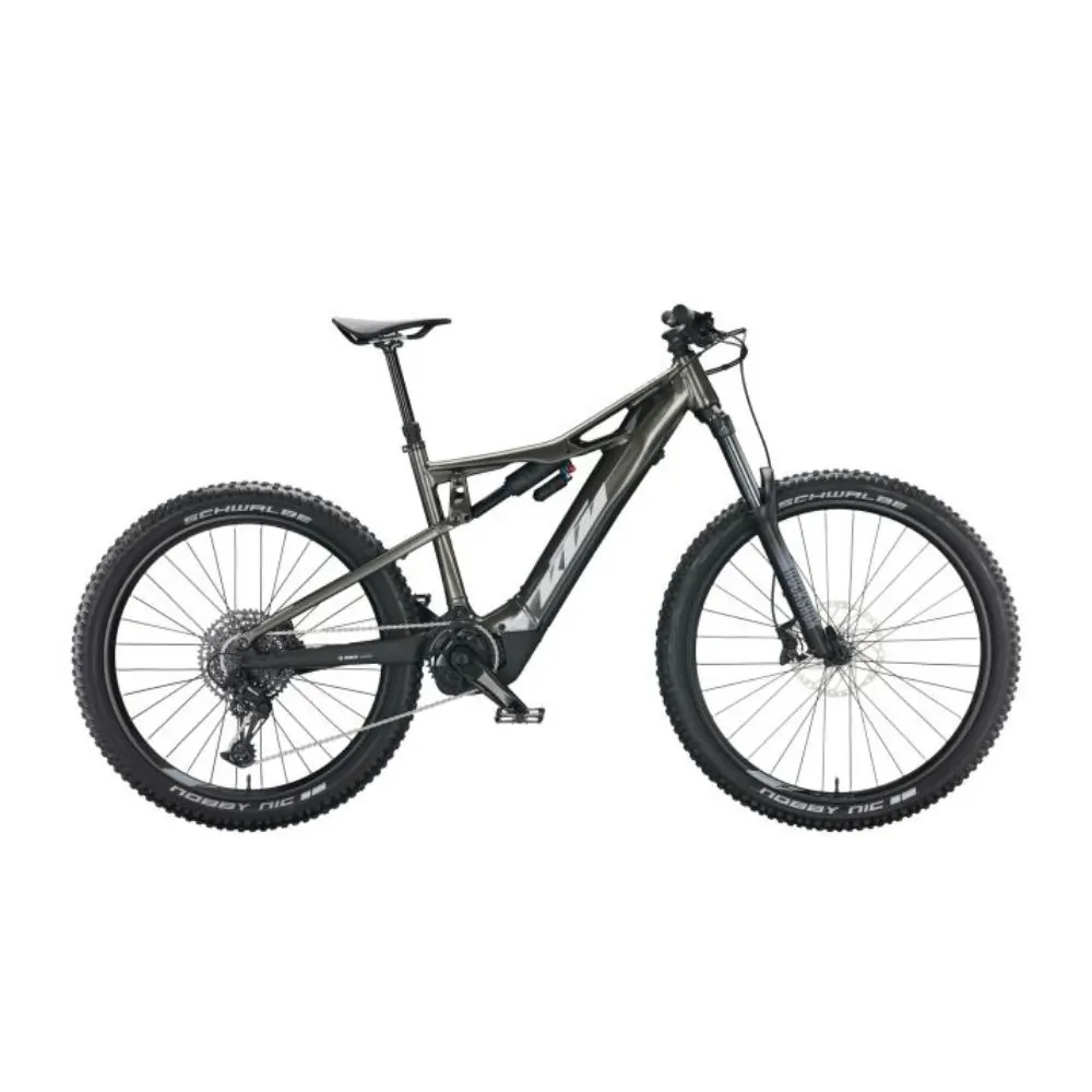 E-Mountainbike in grau-schwarz mit breiten Reifen und Fully-Rahmen vor weißem Hintergrund