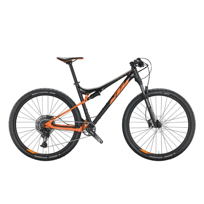 KTM Mountainbike in Schwarz-Orange mit Federgabel und Scheibenbremsen auf weißem Hintergrund