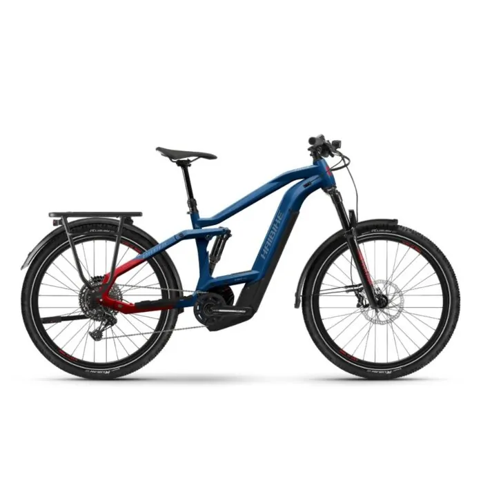 Blaues E-Bike mit roten Akzenten, Vollfederung, Gepäckträger und Elektroantrieb auf weißem Hintergrund