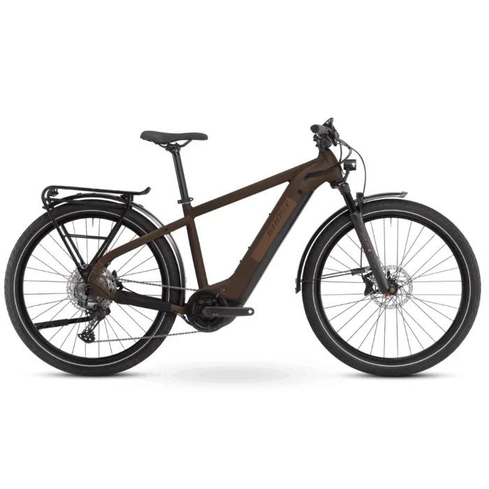 E-Bike in Brauntönen, Trekking-Stil mit Gepäckträger, schwarze Felgen und Elektroantrieb