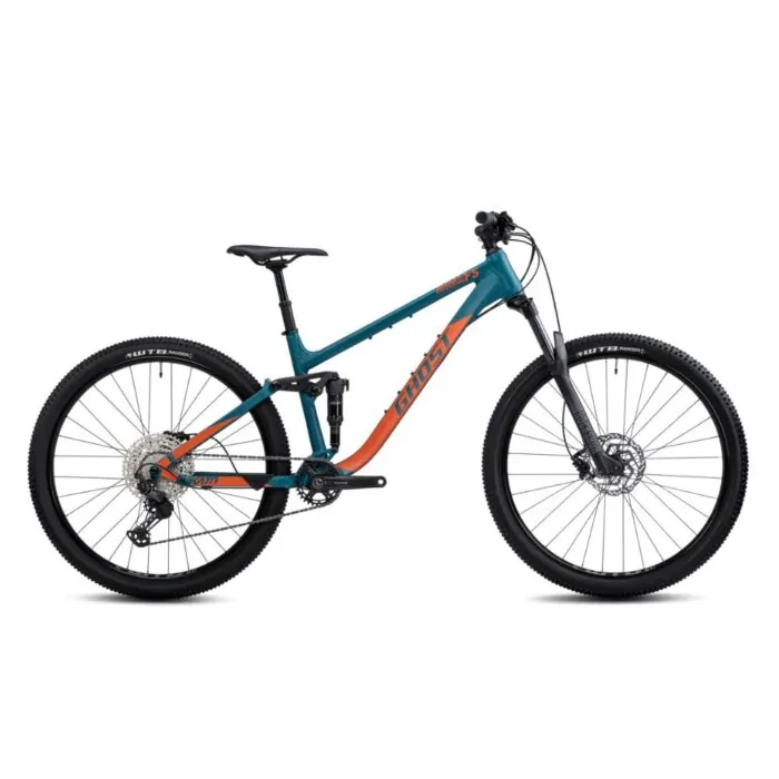 Blau-orangefarbenes Ghost Mountainbike mit Vollfederung und Scheibenbremsen auf weißem Hintergrund