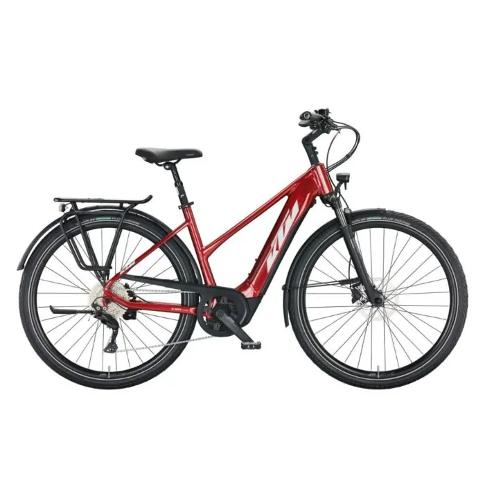 Rotes KTM E-Bike Trekking-Fahrrad mit Gepäckträger und Scheibenbremsen vor weißem Hintergrund