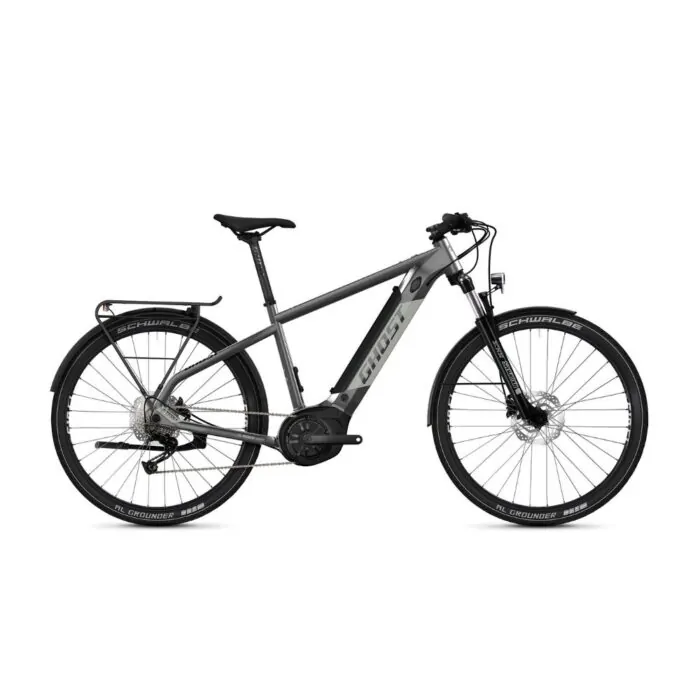 Graues Ghost E-Bike mit Schwalbe-Reifen und Gepäckträger vor weißem Hintergrund