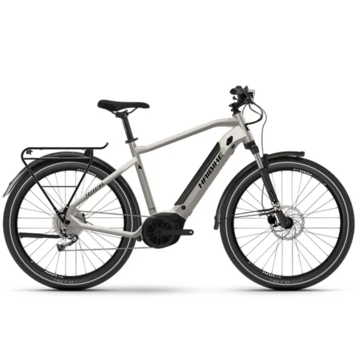 Silbernes Haibike E-Bike mit Elektroantrieb, Gepäckträger und schwarzen Schutzblechen auf weißem Hintergrund