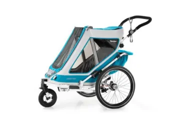 Blau-grauer Kinderfahrradanhänger mit Verdeck und Seitenfenstern, Seitenansicht auf weißem Hintergrund