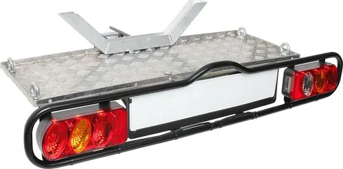 Anhängerkupplung mit Anhängerbeleuchtung, Rücklichter in Rot-Gelb auf schwarzem Träger, Metalloberfläche