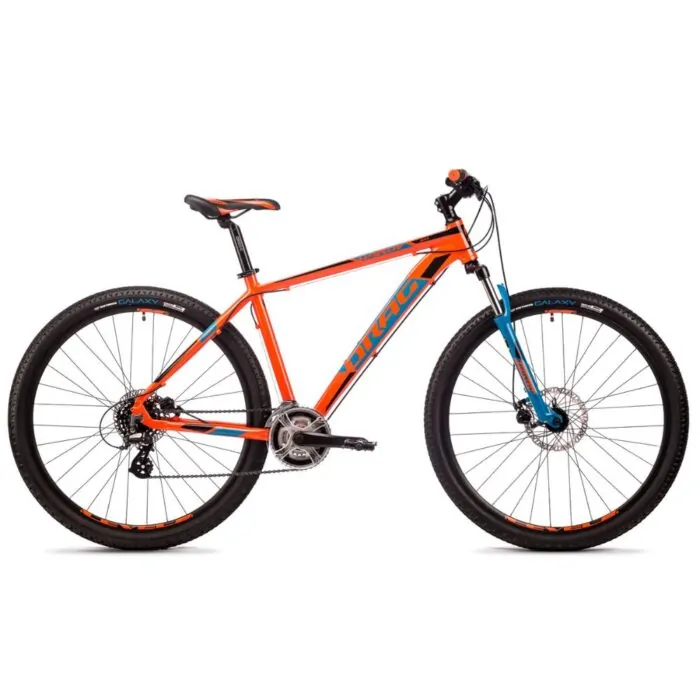 Orangefarbenes Mountainbike mit blauen Gabeln und Schriftzug, Seitenansicht auf weißem Hintergrund