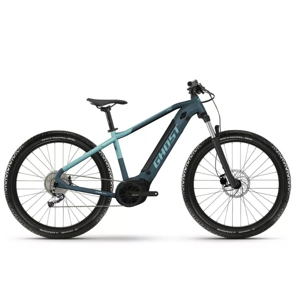 Ghost E-Bike Hardtail blau-grün, Mountainbike mit Elektroantrieb und Schwalbe-Reifen vor weißem Hintergrund