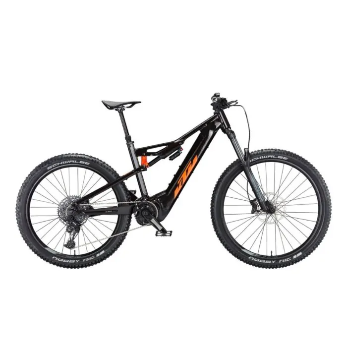 Schwarzes KTM E-Mountainbike mit orangefarbenen Akzenten, Vollfederung und Schwalbe-Reifen