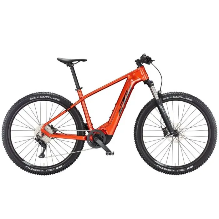 Orangefarbenes E-Mountainbike mit Elektroantrieb und Scheibenbremsen auf weißem Hintergrund