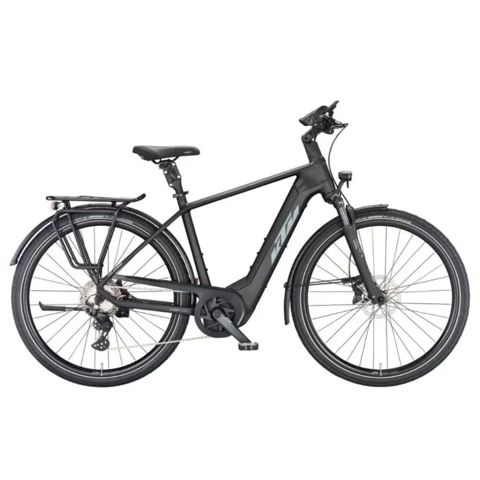 Schwarzes KTM E-Bike mit Gepäckträger, Schutzblechen und Nabenschaltung vor weißem Hintergrund