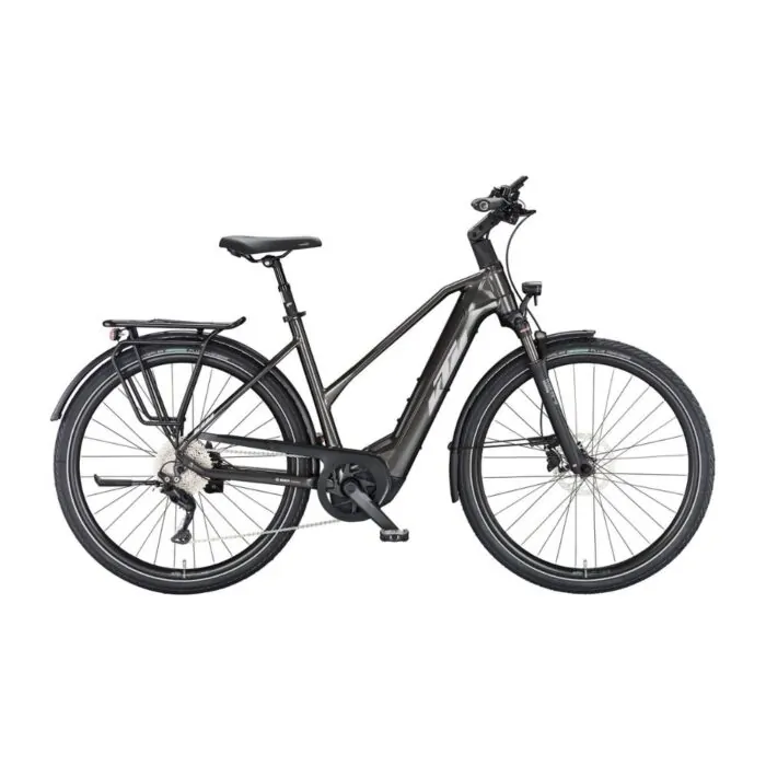 Graues E-Bike Trekking-Stil mit Gepäckträger, Schutzblechen und Nabenschaltung vor weißem Hintergrund