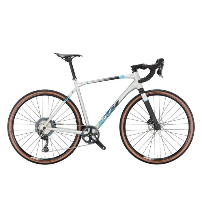 Weißes Gravel-Bike mit breiten Reifen, Shimano-Schaltung und Scheibenbremsen vor weißem Hintergrund