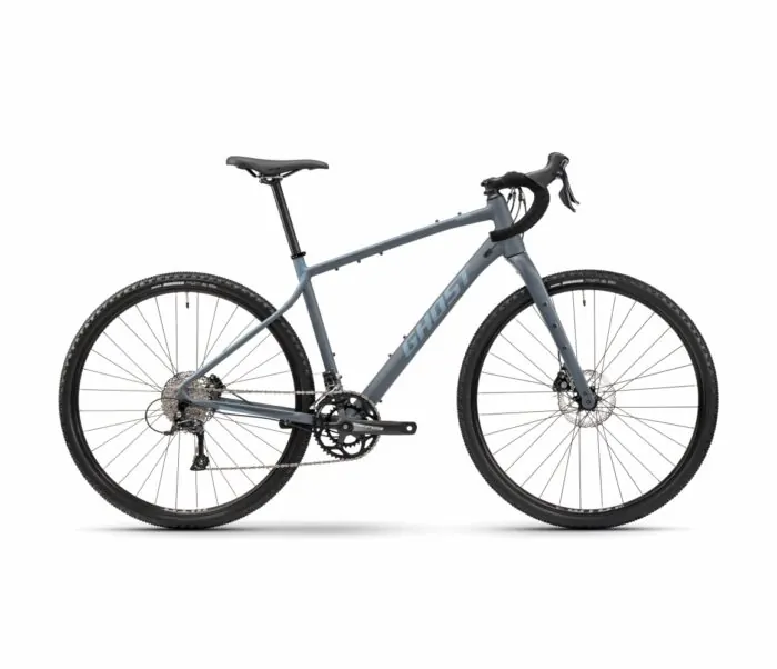 Grauer Ghost-Gravelbike mit Scheibenbremsen und Gravlreifen vor weißem Hintergrund