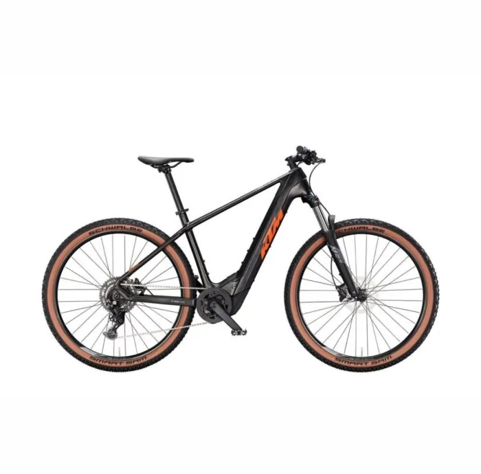 Schwarzes E-Mountainbike mit orangefarbenen Akzenten und Schwalbe-Reifen vor weißem Hintergrund