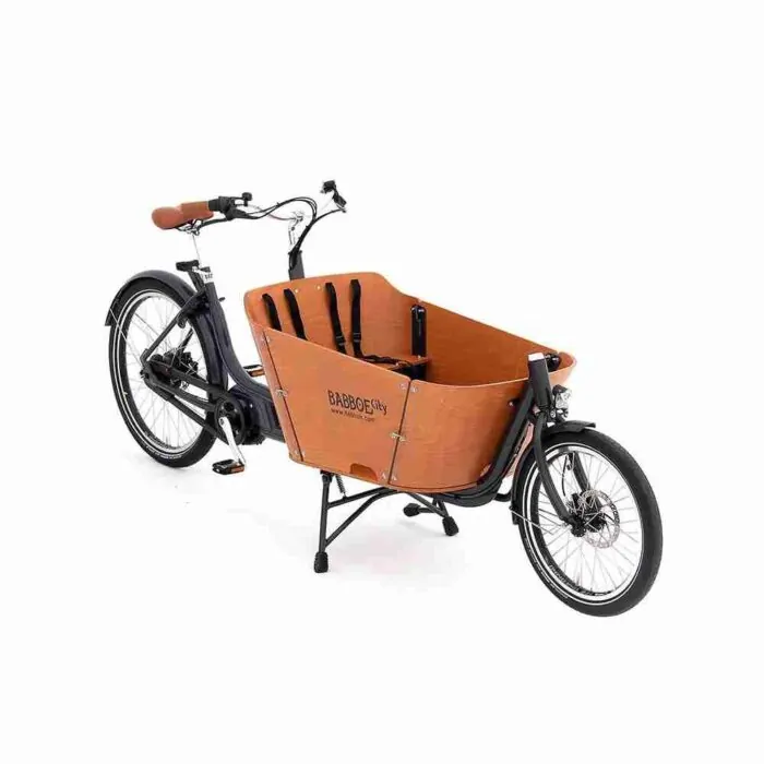 Lastenrad mit braunem Korb