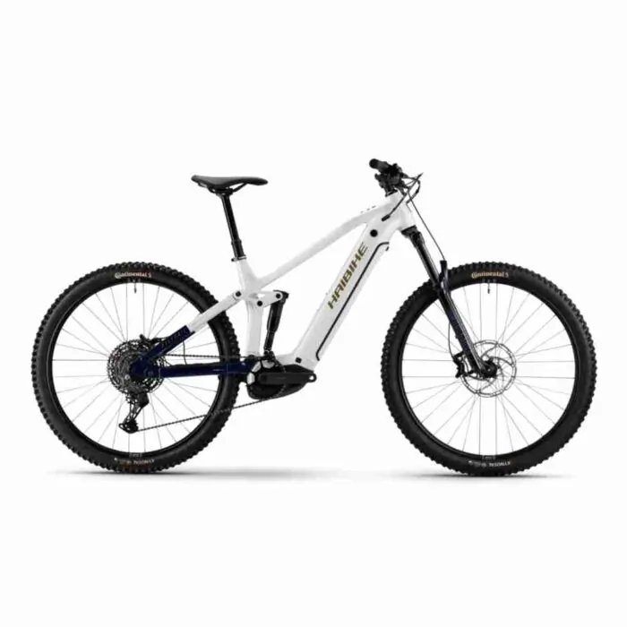 Weißes E-Mountainbike mit breiten Reifen